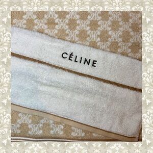 CÉLINE White and Tan Towel Set
